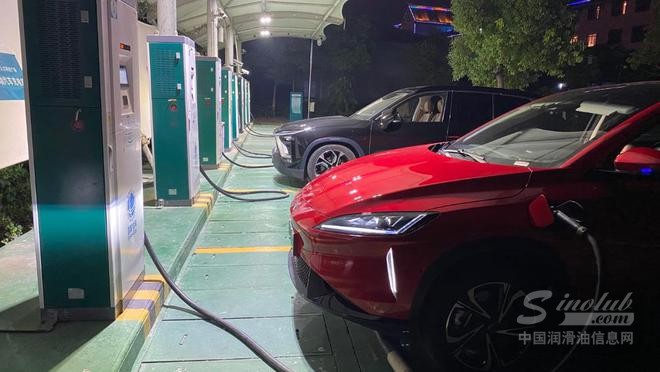 行业利润率不足4% ，新能源汽车如何破“卷”？