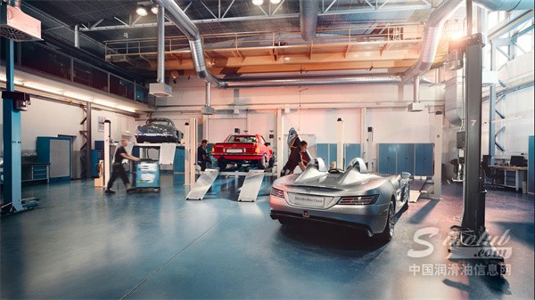 梅赛德斯-奔驰为何要为经典车“单独开一条油线”？从这款定制机油，看高端润滑油的另一种增长逻辑