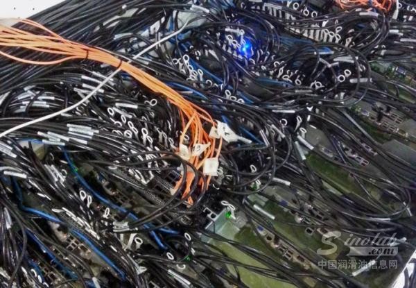 Cosmo为AI数据中心添加浸没式冷却液