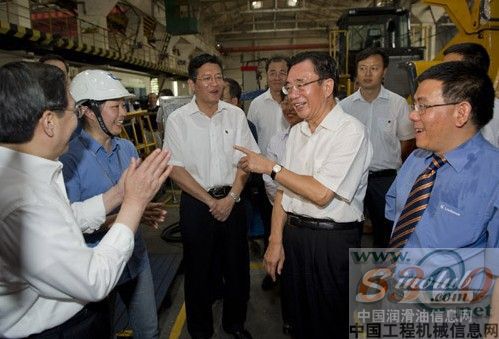 贺国强参观柳工集团 与工人亲切交流