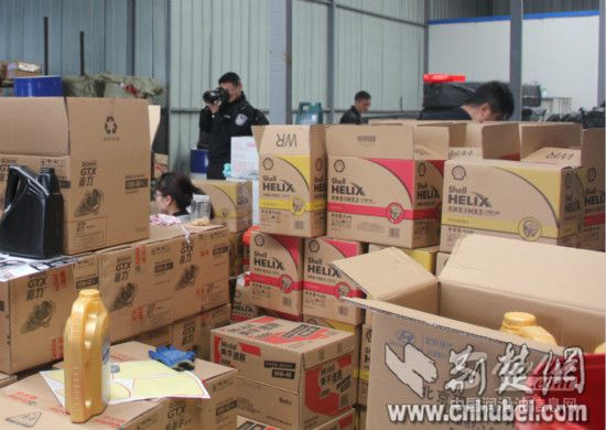 武汉一假润滑油窝点冒充壳牌美孚等名牌被查获