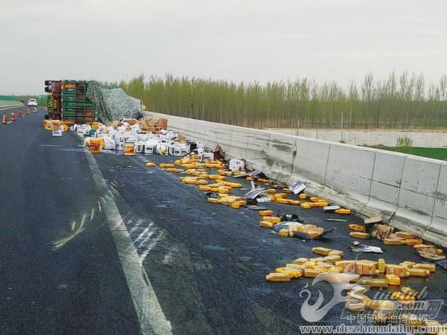 连续开车六小时头脑迷糊 满载润滑油货车高速路侧翻