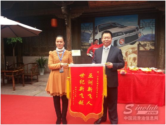 继承师父遗志 下月飞越“冰河” 弟子谢雨均到象山祭拜柯受良逝世十周年