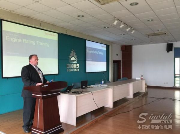 美孚黑霸王携国际先进发动机评估标准走进中国重汽