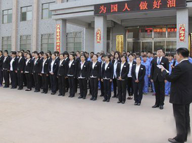 天泰集团每周一举行升国旗仪式