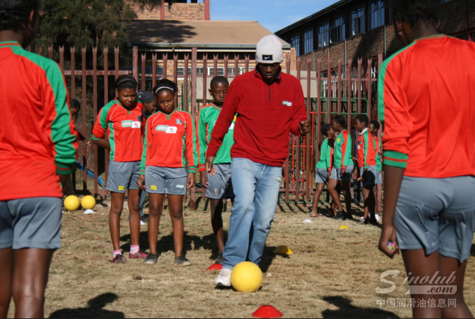 嘉实多全球宣传大使马塞尔•德塞利加入南非国家青年足球计划