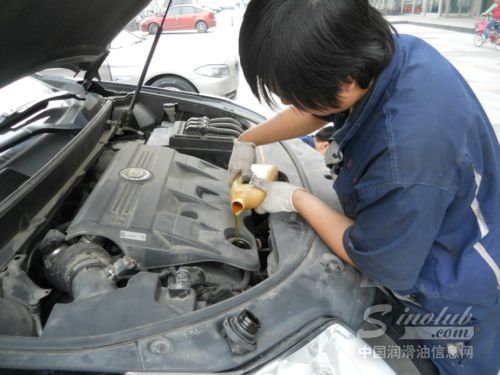 机油不是加得越多越好 这些汽车保养方法都是错的 
