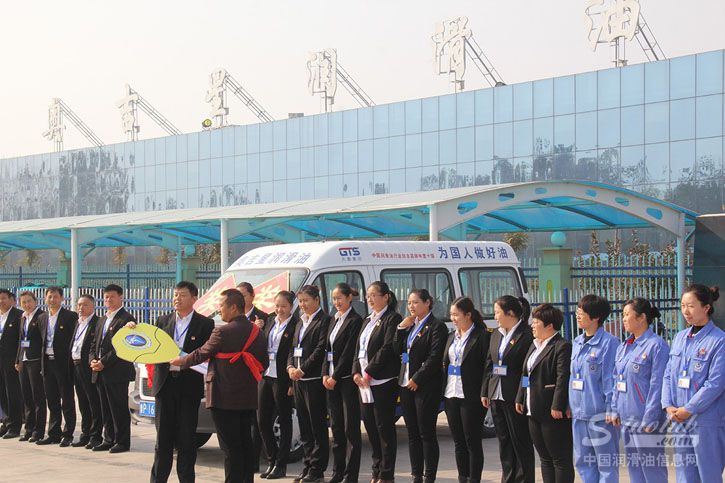 奥吉星赠与优秀经销商福特全顺服务车