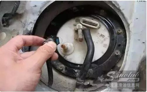 换油师傅笑死了;汽车油表满格，油箱却没油了？