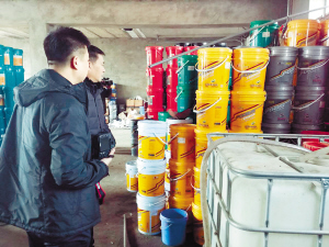 黑作坊里加工“壳牌”“昆仑”机油 400电话、防伪标识都是假的