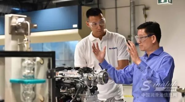 易建联走进美孚上海研发中心，探寻高品质机油奥秘