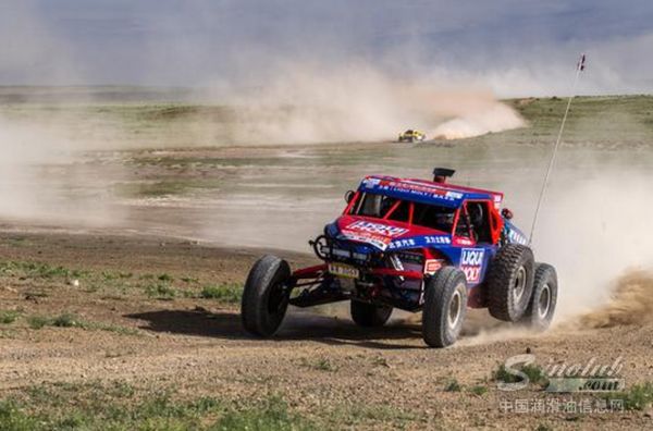 这些男人带着润滑油来环塔拉力赛干什么…