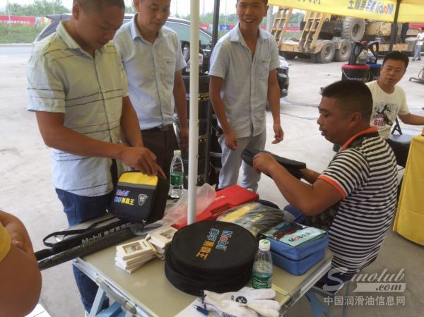 来看看2017年美孚黑霸王经销商路演的“新体验”！