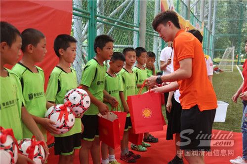 壳牌燃油爱心捐赠助力足球发展，燃情赛场为中超加油