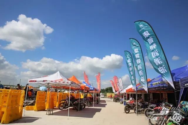 康普顿润滑油车队出征克拉玛依