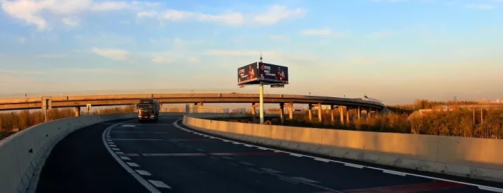 张丰毅代言汉地润滑油硬广出街 实力演绎“驻颜技术，让发动机永葆年轻”