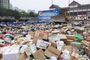 78辆摩托200多箱润滑油 为啥说砸就砸