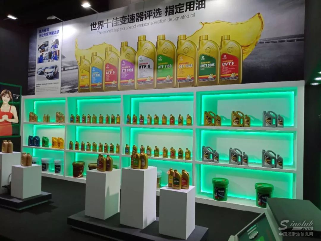 产品走秀吸引全场观众