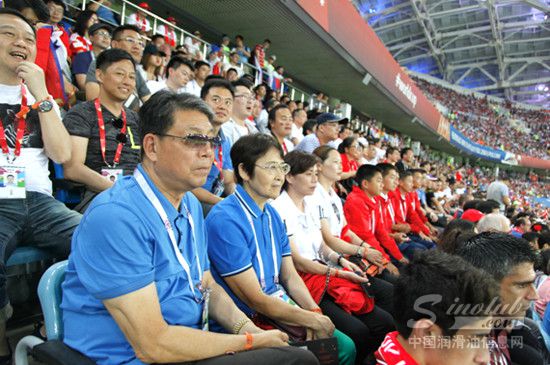 致敬永不言弃!壳牌喜力邀徐根宝远赴俄罗斯绿茵场