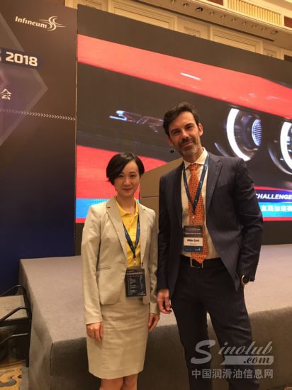 润英联全球销售执行副总裁Aldo Govi先生和中国润滑油信息网副总经理朱文璇女士亲切合影