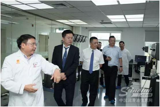 长安责任保险高层领导参观统一石化国家级实验室