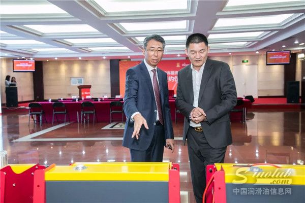 统一石化CEO李嘉先生为万高质保董事长兼总裁王成先生讲解全车精养设备