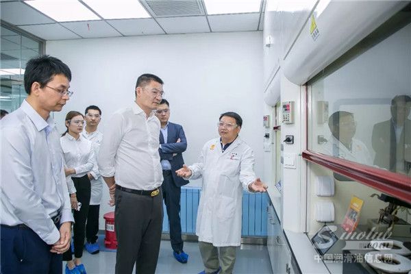 万高领导一行参观统一石化国家级实验室