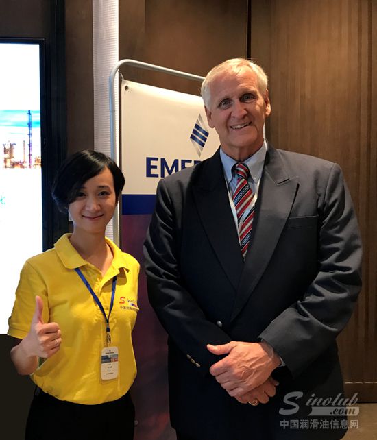 艾默生调合自动化解决方案业务全球销售总监Edward Barth先生(右一)和中国润滑油信息网副总经理朱文璇女士(右二)亲切合影