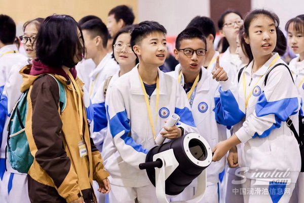 来子西安的学生们体验活动现场的风能装置