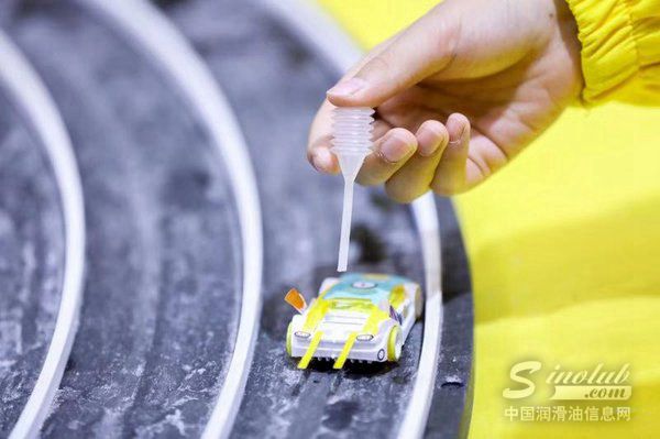 来参观的小朋友为亲手制作的小赛车注入盐水驱动行驶