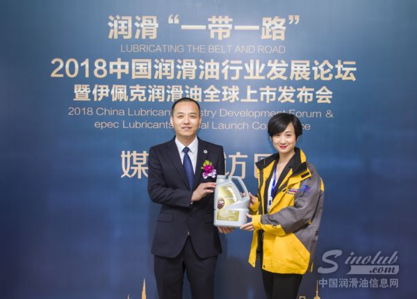 青岛橡胶谷能源发展有限公司常务副总经理李占军先生和中国润滑油信息网副总经理朱文璇女士亲切合影