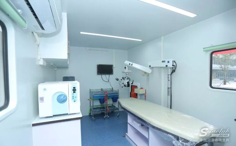 10月31日上午,印有力士润滑油形象的 “复明16号”流动眼科手术车,在河南省郑州大学第一附属医院举行捐赠仪式。本次的流动眼科手术车是由香港叶氏化工集团有限公司 (香港上市股份编号:00408)主席叶志成先生成立的个人慈善基金 ─ 叶志成慈善基金所捐赠。