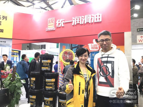 统一石化CEO李嘉先生和中国润滑油信息网副总朱文璇女士合影