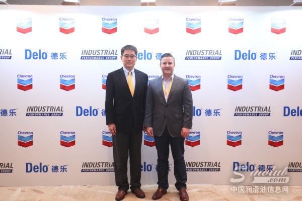 雪佛龙润滑油大中华区总裁过保民先生(左),雪佛龙润滑油大中华区商用/工业及原始设备制造商(OEM)润滑油副总裁Joseph Bronfman 先生(右)