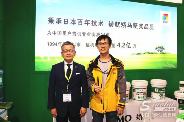 山西日本能源润滑油有限公司副总经理兼太原销售中心本部长田平贵广先生(左)和中国润滑油信息网编辑亲切合影