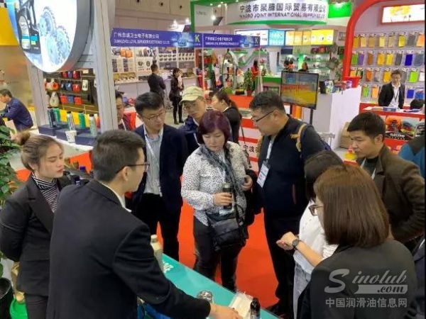 飙马润滑展台吸引了众多观众