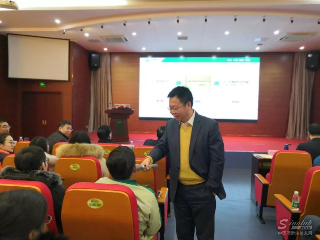 石俊峰董事长与参会人员互动