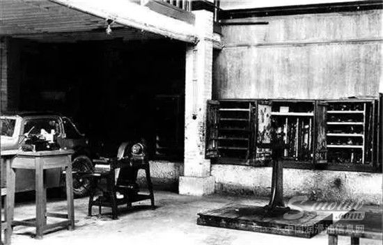 图为民国时期的机修工位