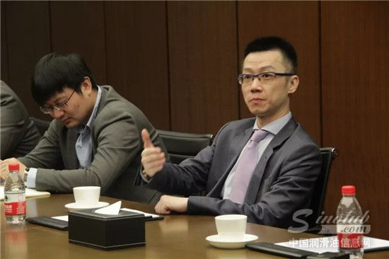 总经理王喆（右）发言