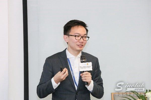 图为腾讯企业微信行业总监张天意先生介绍解决方案