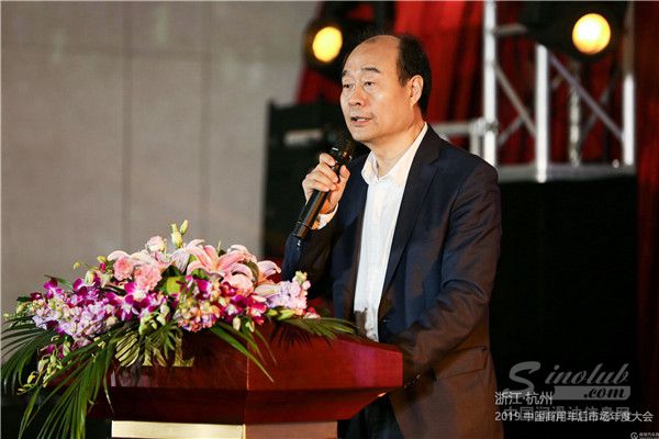 图为师建华致词