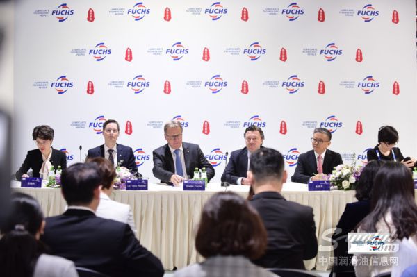 福斯集团董事会主席Stefan Fuchs先生(左三)、集团董事会成员Timo Reister博士(左二)、东亚区执行副总裁Klaus Hartig先生(右三)、福斯中国首席执行官朱庆平先生(右二)、福斯中国首席运营官吴朝昀女士(左一)出席福斯苏州工厂开业仪式新闻发布会