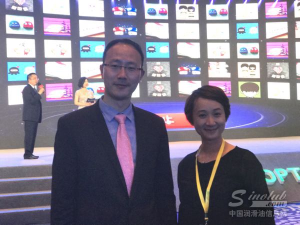 康普顿科技股份有限公司总经理朱磊先生(左)与中国润滑油信息网副总经理朱文璇女士合影