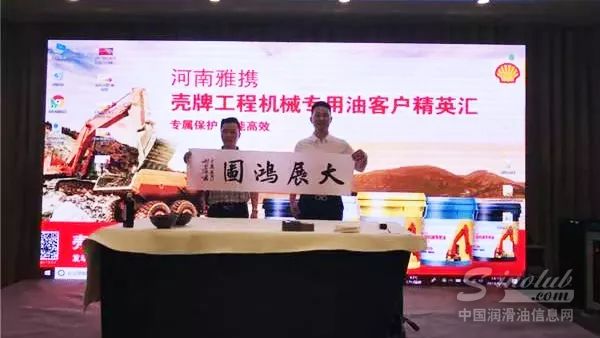 　中国书法家协会会员、焦作市政协常委谢甲随现场泼墨助力 