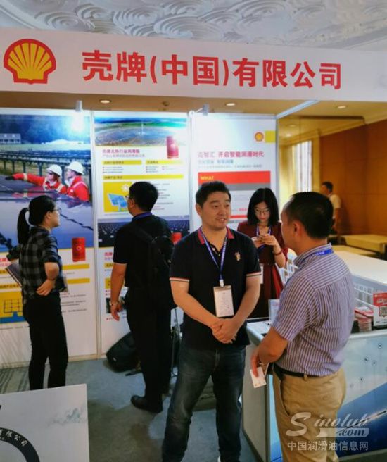 现场来宾在壳牌展位前驻足咨询
