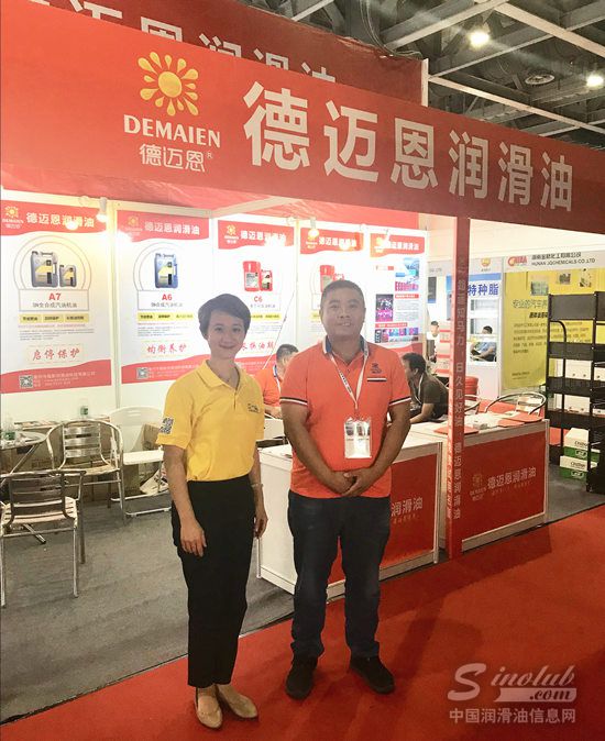 德迈恩润滑油总经理孟祥飞先生与中国润滑油信息网副总经理朱文璇女士亲切合影