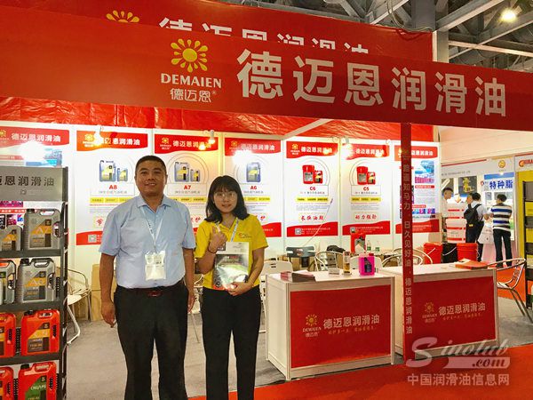 德迈恩润滑油总经理孟祥飞先生与中国润滑油信息网编辑合影