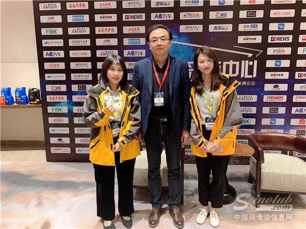 正大富通高级副总裁刘建国先生与中国润滑油信息网编辑合影留念