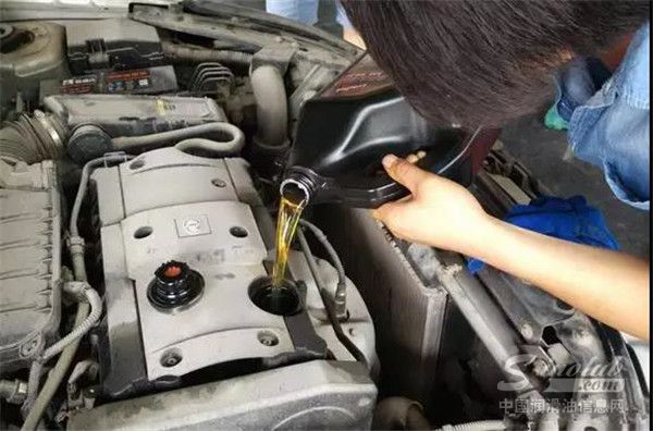 出现烧机油的三个典型特征，碰到就敢紧来修吧！