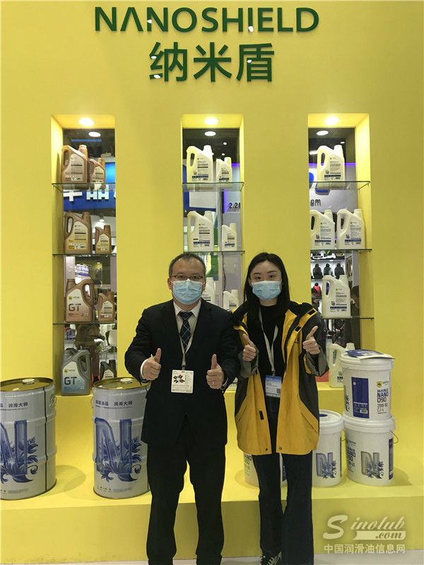 青岛康普顿科技股份有限公司市场总监王人飞先生(左)接受中国润滑油信息网采访